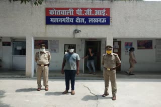 पुलिस की गिरफ्त में आरोपी.