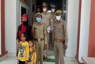 पुलिस ने बरामद बच्चियों को किया मां के सुपुर्द.