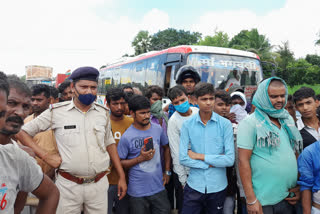 सड़क पार कर रहे मां-बेट को ट्रक ने मारी टक्कर