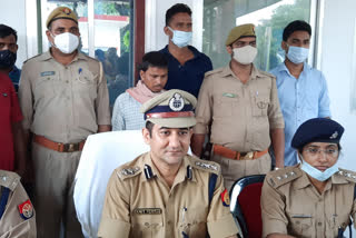 पुलिस की गिरफ्त में आरोपी.