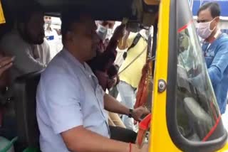 Health Minister Banna Gupta reached assembly by driving auto expressed protest over remarks of CP Singh