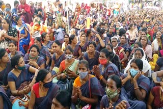 Vigorous demonstration of Anganwadi workers and assistants in Raipur on Teej festival