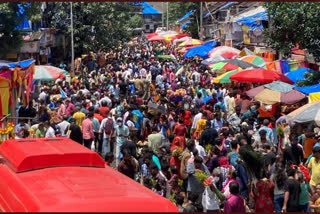 crowd in mumbai market