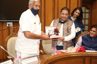 speaker of delhi assembly honored bhjan smrat anup jalota