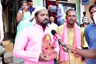 muslim-friend-came-for-market-to-buy-ganesh-idol-for-his-hindu-friend-home