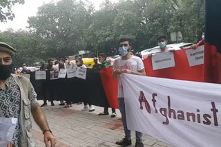 People of Afghan  protest against Pakistan in delhi