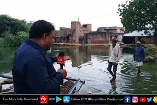 गांव में लगा गंदगी का अंबार, प्रशासन सो रहा चैन की नींद