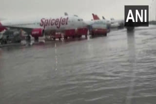 Delhi: Parts of IGI Airport waterlogged following heavy rains  waterlogged  indira gandhi international airport  കനത്ത മഴ  heavy rain  ഇന്ദിര ഗാന്ധി അന്താരാഷ്ട്ര വിമാനത്താവളം  ഇന്ത്യൻ കാലാവസ്ഥ വകുപ്പ്