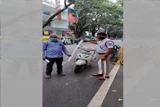 a man 42 times traffic rules break in bangalore in the name of traffic police commissioner srikantegowda in bangalore