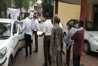 Jan Adalat in Korba Sessions Judge BP Verma reached near the car of the handicapped complainant and pronounced the verdict