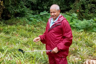 Scientific documentation of endangered plants by a retired school mater