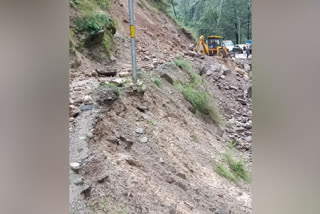 Landslide in Himachal Pradesh  Landslide  Himachal Pradesh  Landslide blocks National Highway  കുളുവിൽ മണ്ണിടിച്ചിൽ  മണ്ണിടിച്ചിൽ  കുളു  ദേശീയപാത 305  ഗതാഗതം  ബഞ്ചാർ ജില്ല  ഇന്ത്യൻ കാലാവസ്ഥ വകുപ്പ്  യെല്ലോ അലർട്ട്  കനത്ത മഴ