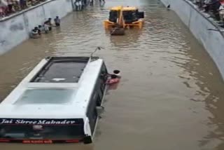 रेल अंडरब्रिज में जलभराव, चित्तौड़गढ़ में पानी में फंसी बस,  बस यात्री परेशान, Waterlogging in rail underbridge  ,Bus stuck in water in Chittaurgarh, bus passengers upset