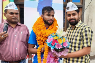 aam aadmi party congratulates paralympic medalist praveen kumar in noida