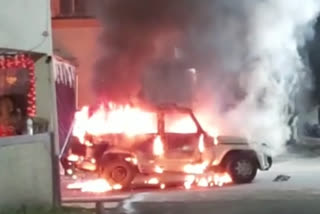 चलती कार में लगी आग, युवकों ने कूदकर बचाई अपनी जान