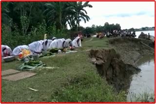 worship-of-local-people-on-the-banks-of-the-river-to-seek-relief-from-erosion