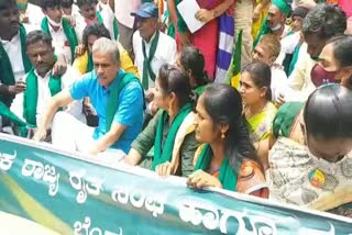 Minister ST Somashekar visits to farmers protest places in bangalore