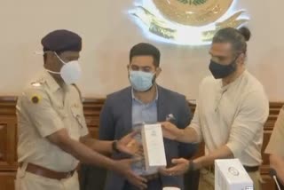 सुनिल शेट्टीने मुंबई पोलिसांना दान केले 835 एअर प्युरीफायर