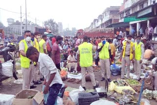 बिना मास्क के सब्जी मंडी में लोग