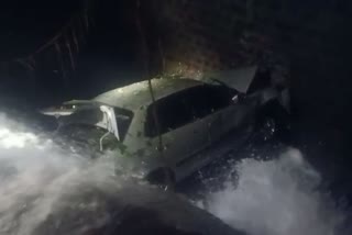 car fell into well on the Mumbai-Pune highway