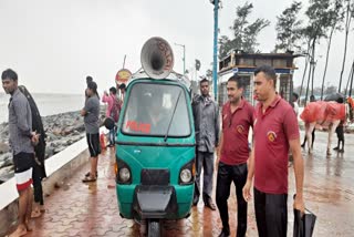 জলোচ্ছ্বাস ও টানা বৃষ্টিতে আতঙ্কে উপকূলবাসী