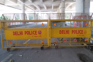 Delhi Police barricading Instructions should be written in Hindi