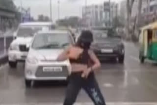 MP: Girl danced at Rasoma Chowk