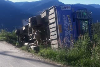 Two people injured due to overturning of private bus in Theog