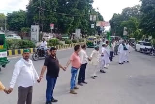 up_bar_2_farmers make human chain during agitation_av_7204399