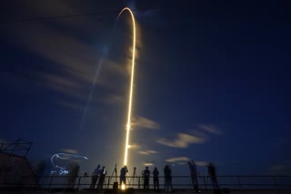 SpaceX launches 4 amateurs on private Earth-circling trip  SpaceX  Earth-circling trip  സ്പേസ് എക്‌സ്  ഡ്രാഗൺ ക്യാപ്‌സൂൾ  ഇൻസ്‌പിരേഷൻ 4  ജാരെഡ് ഐസക്‌മാൻ  dragon capsule  inspiration4