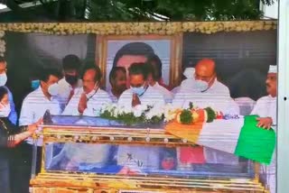 former Union Minister Oscar Fernandes Final darshan taken by congress leaders