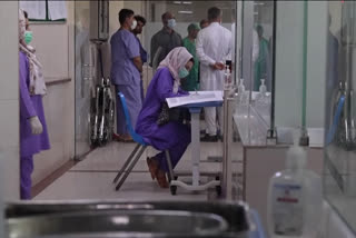 Afghan doctors work with no pay, dwindling medicines