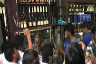 Crowd at liquor Shops