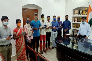 six lakh rupees mobile recovered