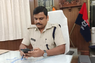 SP caught policemen doing illegal recovery in West Champaran