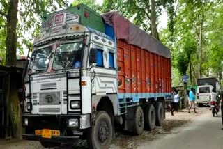 as_bar_08to11_16sep_meghalaya_wooden_truck_seized_at_barpeta_vis+bite+photo_as10038