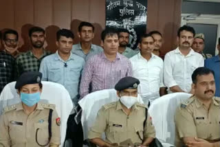 लड़की की बरामदगी के बाद मामले की जानकारी देती पुलिस