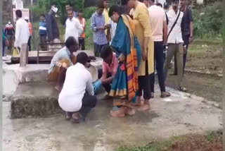 केन्द्रीय मंत्री प्रह्लाद पटेल पत्नी की चप्पल में लगा कीचड़ समर्थकों ने किया साफ