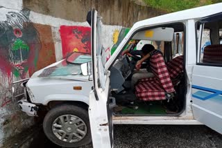 Car brake fails on Gadiya mountain, three seriously injured