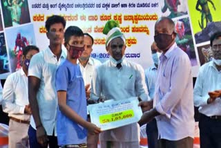 Ravi Katpadi Distribution of money for treatment of children