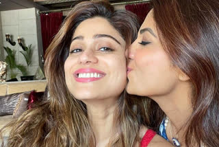 shamita-shetty-returns-home-after-bigg-boss-ott-gets-tight-squeeze-from-shilpa-see-pics