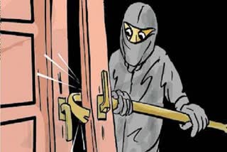 robbery by breaking home lock  nannilam robbery case  robbery in nannilam  thiruvarur news  thiruvarur latest news  theft  robbery  பூட்டை உடைத்து திருட்டு  திருட்டு சம்பவம்  விசாரணை  நன்னிலம் திருட்டு சம்பவம்  திருவாரூர் செய்திகள்