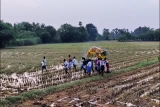 உயிரிழந்தோர் உடலை வயல்வெளியில் தூக்கிச் செல்வது தொடர்பான காணொலி