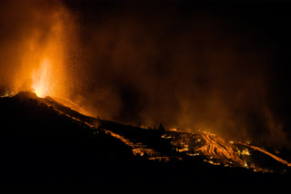 In Pics: Volcano erupts at La Palma  La Palma Volcano  volcano spain  La Palma  La Palma Volcano erupts  spain Volcano  സ്‌പെയിനിലെ അഗ്നിപർവത സ്‌ഫോടനം  ലാ പാമ അഗ്നിപർവത സ്‌ഫോടനം  അഗ്നിപർവത സ്‌ഫോടനം വാർത്ത  സ്‌പെയിൻ അഗ്നിപർവത സ്‌ഫോടനം  ലാ പാമ  ലാ പാമ വാർത്ത  ലാ പാമ ദൃശ്യങ്ങൾ