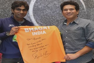 Golden Boy Pramod Bhagat Receives 'dream Gift' From his idol Master Blaster Sachin tendulkar