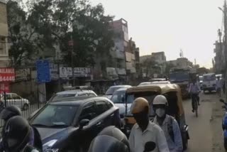 mb-road-gets-jammed-everyday-due-to-work-in-delhi-metro