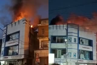 fire broke out in a sandal store near vadakara  വടകര പുതിയ സ്റ്റാന്‍റ് പരിസരത്ത് ചെരുപ്പുകടയില്‍ വന്‍ തീപിടിത്തം  വടകര ചെരുപ്പുകടയില്‍ വന്‍ തീപിടിത്തം  ചെരുപ്പുകടയില്‍ വന്‍ തീപിടിത്തം  വടകര പുതിയ സ്റ്റാന്‍റ് പരിസരത്ത് ചെരുപ്പുകടയില്‍ തീപിടിത്തം  വടകര ചെരുപ്പുകടയില്‍ തീപിടിത്തം  fire broke out in vadakara  vadakara  vadakara fire  fire  വന്‍ തീപിടിത്തം  തീപിടിത്തം  അഗ്നിബാധ  fire broke out