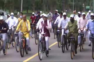cm-manohar-lal-reached-the-secretariat-on-a-bicycle