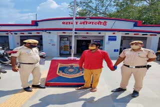 पुलिस की गिरफ्त में आरोपी