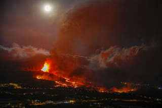 In Pics: Lava flow at La Palma  ലാ പാൽമയിൽ അഗ്നിപർവത സ്‌ഫോടനം  ലാ പാൽമ  അഗ്നിപർവതം  കാനറി ദ്വീപ്  La Palma  ലാവ  അഗ്നിപർവത സ്‌ഫോടനം ചിത്രങ്ങൾ